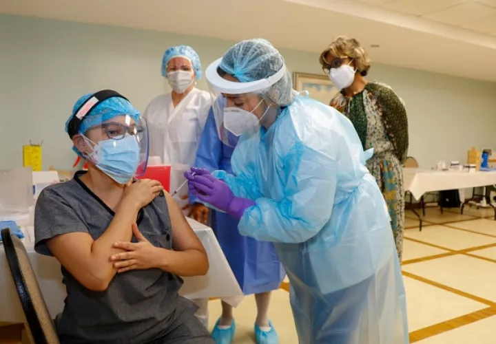 En esta primera fase se está vacunando al personal médico y sanitario que atiende a pacientes con covid-19. 
