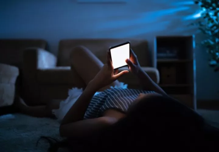 Muchos aprovechan la noche para estar en redes sociales. (Foto ilustrativa: Pixabay)