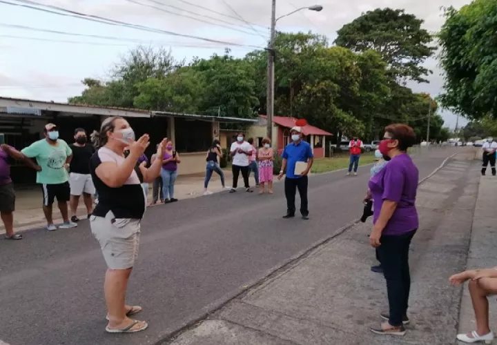 Los moradores no están de acuerdo con la medida adoptada por las autoridades de salud.