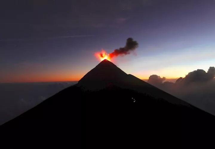 Alertan de dos ríos de lava por efusiva erupción del volcán de Fuego de Guatemala. Foto: EFE 