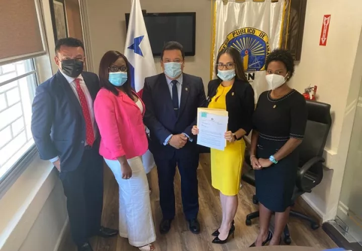 Zulay Rodríguez entrega documentación. 