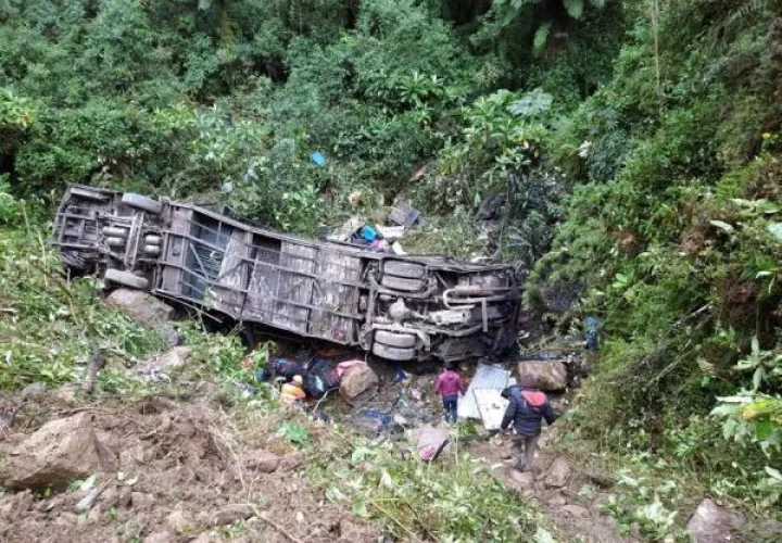 Labores de rescate de un ómnibus accidentado en Cochabamba (Bolivia). EFE