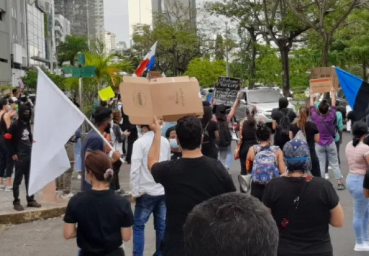 Marchan hasta la presidencia de la República para exigir justicia para menores en albergues. Foto:Cortesía