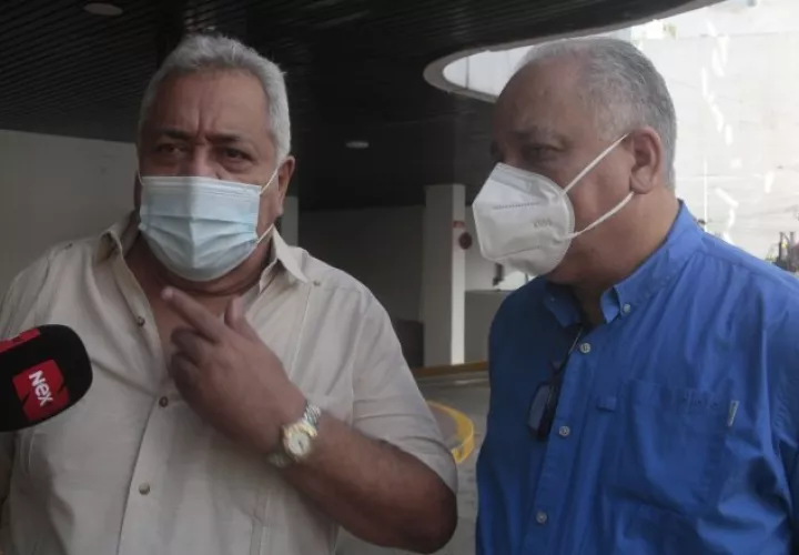 Alejandro Pérez y Luis Eduardo Camacho González durante la visita ayer en el Primer Tribunal de Justicia. Víctor Arosemena