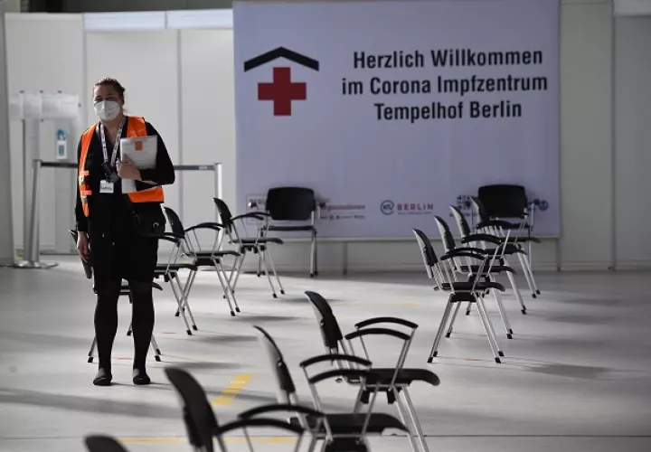 El Gobierno de Alemania habilitó un nuevo centro de vacunación en el antiguo aeropuerto de Tempelhof en Berlín, en medio de la nueva pandemia de coronavirus. Foto: EFE