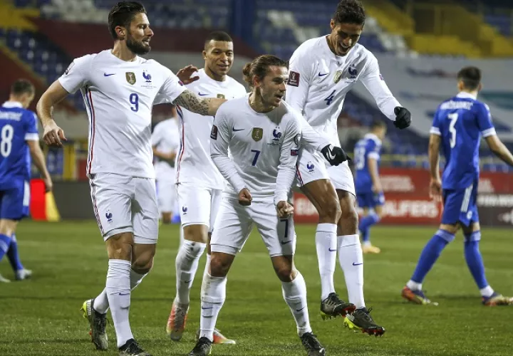 Antoine Griezmann (7)  se convirtió hoy en el cuarto máximo goleador histórico galo con 35 dianas, tras superar a Trezeguet. Foto: EFE 