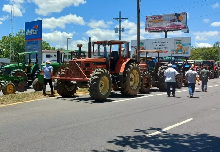 Arroceros chiricanos mantienen también hoy cerrada la vía Interamericana hacia David. 