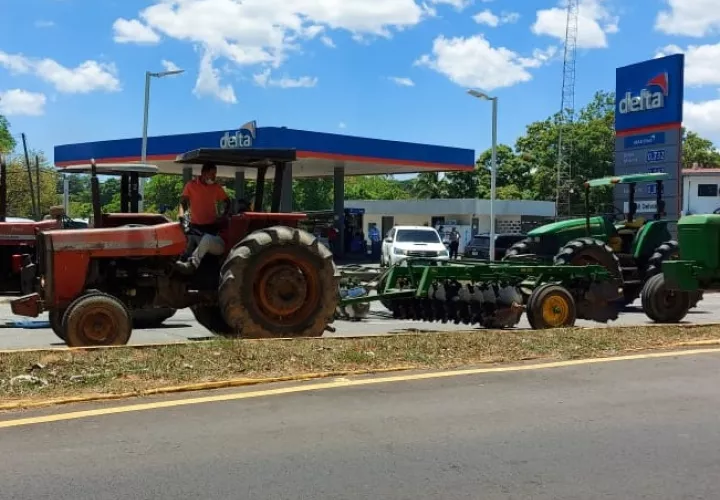 Los arroceros advierten que si no hay respuesta, cerrarán la vía con las maquinarias agrícolas. Foto: José Vásquez