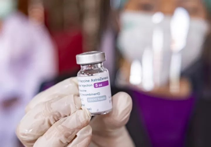 El estudio se elaboró con 32,449 voluntarios en Estados Unidos, Chile y Perú que recibieron o bien dos dosis de la vacuna de AstraZeneca o un placebo. Foto: EFE