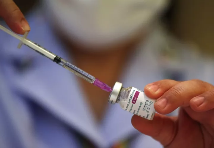 Varios países de Europa han suspendido temporalmente la aplicación de la vacuna de AstraZeneca contra el coronavirus. Foto: EFE