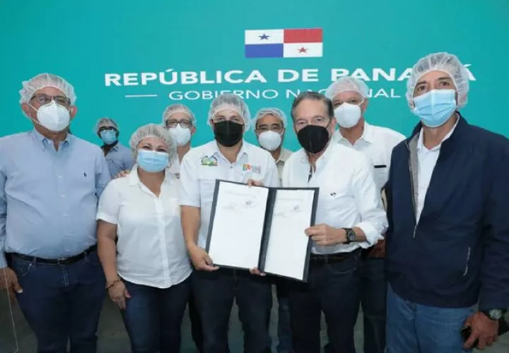 Presidente Laurentino Cortizo, entrega a Augusto Jiménez, documento que crea la APA. Cortesía