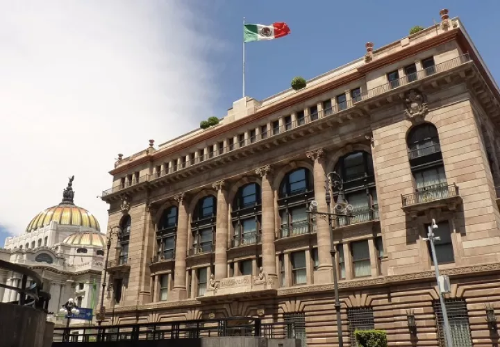La fuerte liquidez y el fondeo basado en depósitos de clientes siguen siendo fortalezas crediticias clave de los bancos mexicano. EFE