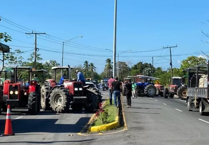 Arroceros chiricanos mantienen también hoy cerrada la vía Interamericana hacia David. 