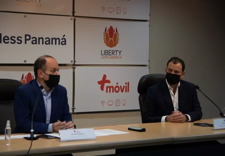 Betzalel Kenigsztein (izq.) y Julio Spiegel en conferencia de prensa. Foto/@BetzalelCWP