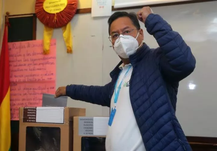 El presidente de Bolivia, Luis Arce Catacora, vota hoy en La Paz (Bolivia).