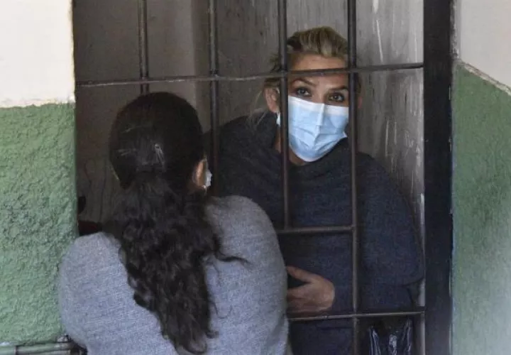 La expresidenta interina de Bolivia Jeanine Áñez se asoma desde las celdas de la Fuerza Especial de Lucha Contra el Crimen (Felcc). EFE