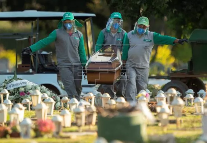El coronavirus ya deja más de 282,000 fallecidos en Brasil. Foto. EFE