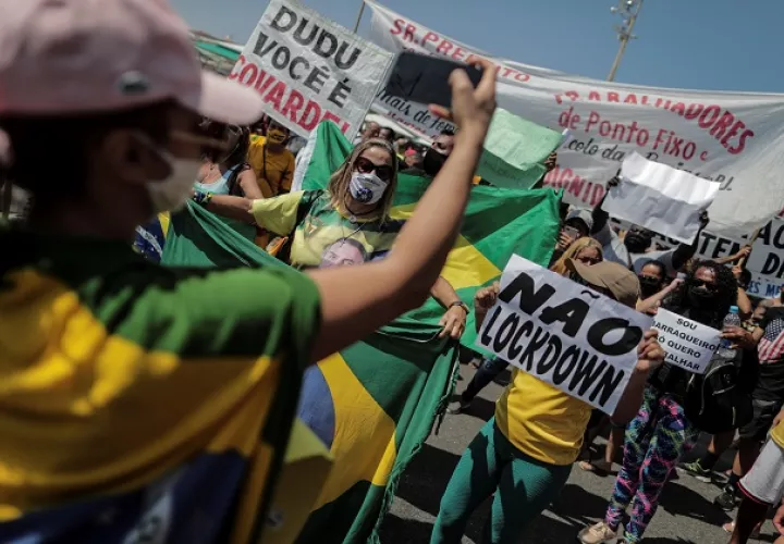 Varias personas protestaron el pasado 26 de marzo en contra de las nuevas medidas implementadas en Brasil para frenar los contagios de covid-19. Foto: EFE