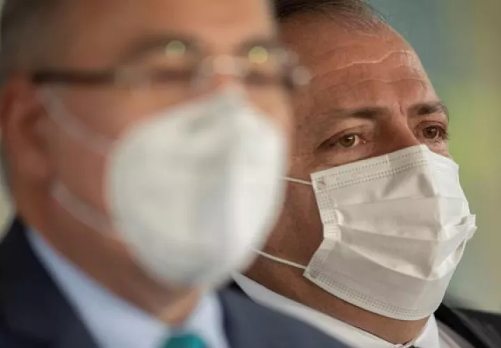 Ministro de Salud de Brasil, General Eduardo Pazuello (d), y su reemplazo, Marcelo Queiroga (i).