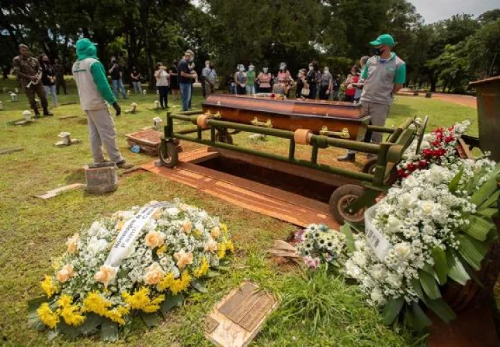 Varias personas asisten a un funeral hoy, en el cementerio Campo de Esperanza, en Brasilia (Brasil). EFE