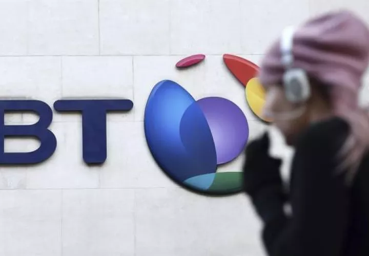 Un peatón camina junto al logotipo de la compañía British Telecom (BT) en su sede en Londres. 