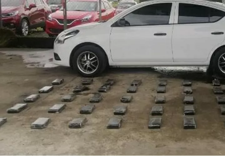 El allanamiento y registro se realizó en coordinación con las autoridades del Ministerio Público, ubicando la sustancia ilícita oculta en el piso del vehículo.