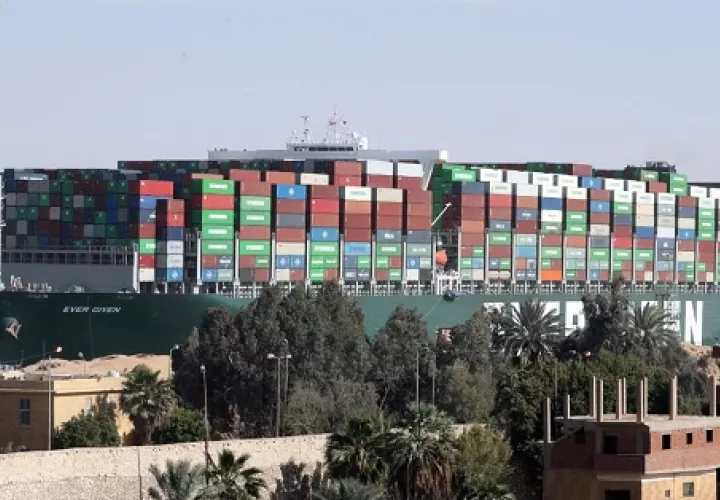 Este portacontenedores de 400 metros de eslora y 224 mil toneladas de capacidad de carga, de bandera panameña y propiedad de la firma taiwanesa Evergreen, quedó encallado y atravesado el pasado martes en el tramo sur debido, según la Autoridad del canal, a los fuertes vientos y una tormenta de arena. Foto/EFE