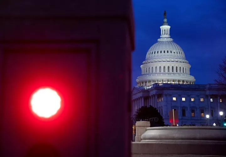 Vista de un semáforo en rojo frente al Capitolio, este jueves en Washington (Estados Unidos), donde la seguridad se ha reforzado y la Cámara Baja ha suspendido sus sesiones. Foto: EFE