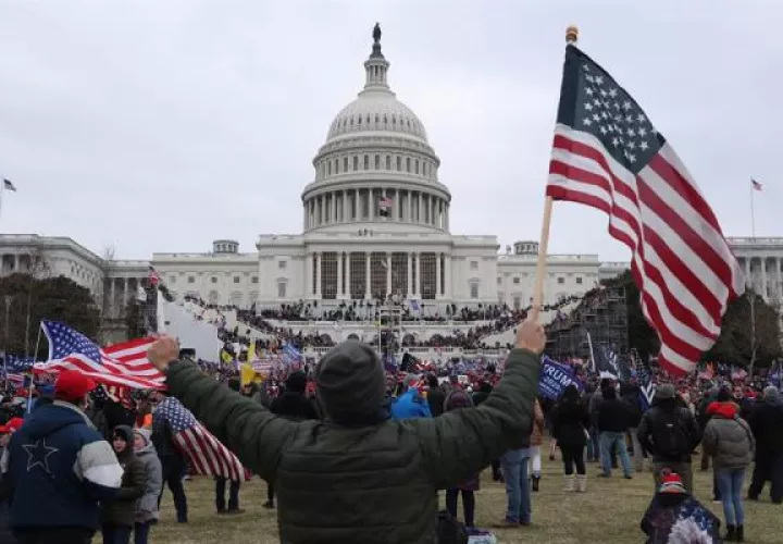Manifestantes a favor de Donald Trump irrumpieron en el Capitolio de los Estados Unidos el 6 de enero de 2021. EFE