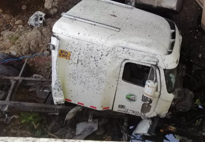 Fue necesario llamar a varias grúas para remover el contenedor y sacar el cabezal de la mula del fondo del río.
