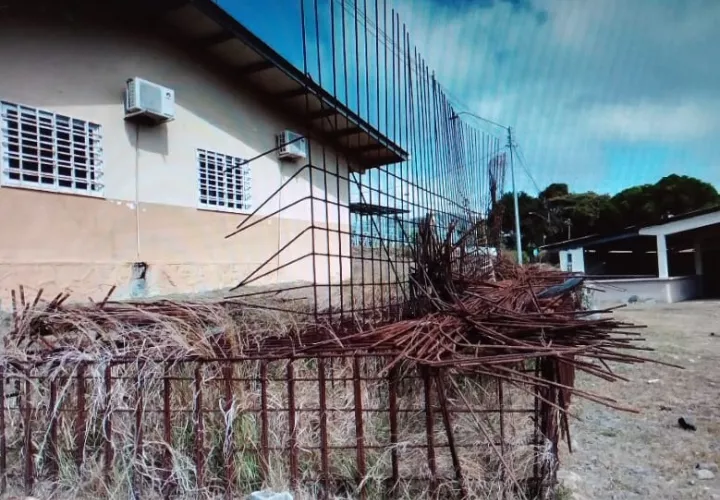 En el patio de la junta comunal de Sorá, se mantienen oxidando barras de acero. Foto: Eric A. Montenegro 