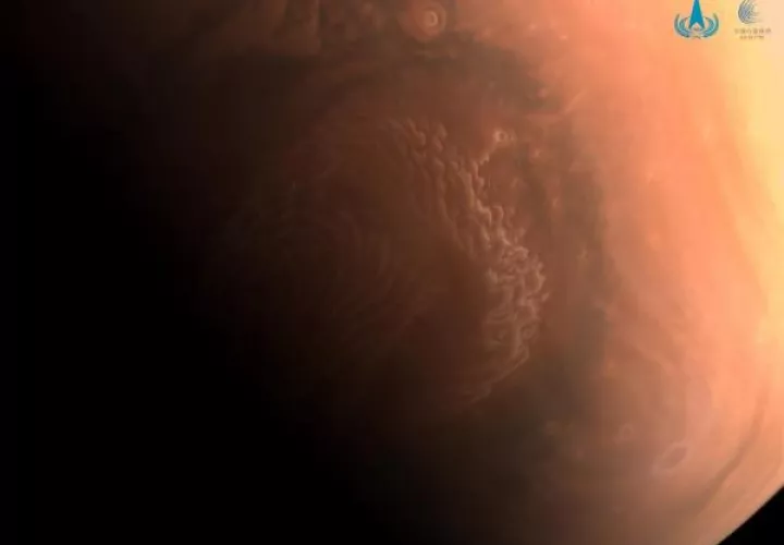 Foto muestra la superficie de Marte capturada desde la nave espacial Tianwen-1. 