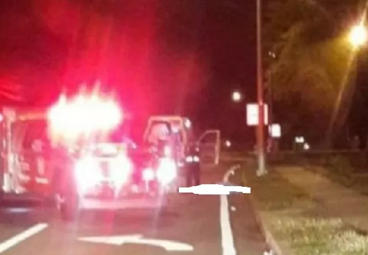 Las autoridades del tránsito iniciaron las investigaciones que permitan deslindar responsabilidades de este hecho que dejó una víctima por atropello.