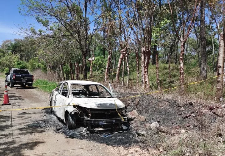 En horas de la mañana del domingo, en una calle de tierra de Boquerón, fue ubicado un auto sedán blanco parcialmente quemado.