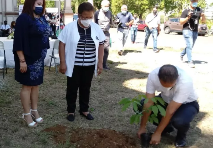 Autoridades de Salud destacaron la labor de sus funcionarios que arriesgaron sus vidas durante la pandemia.