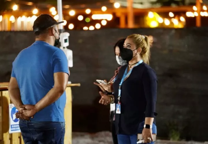 Los dueños de locales nocturnos fueron sorprendidos durante un operativo de las autoridades de salud y los jueces de paz.