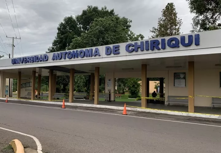 la Rectora de la Unachi, Etelvina Medianero de Bonagas, destacó que "quien tiene que estar preparado en el manejo de los dos idiomas (Español y Ngäbe), es el docente". 