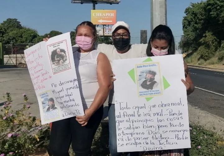 Reunidos a un costado de la vía en el cruce entre La Arena de Chitré y Pesé, familiares y amigos de Miguel Ávila realizaron una vigilia pacífica, en la que pidieron que se esclarezcan los hechos en torno a su desaparición.
