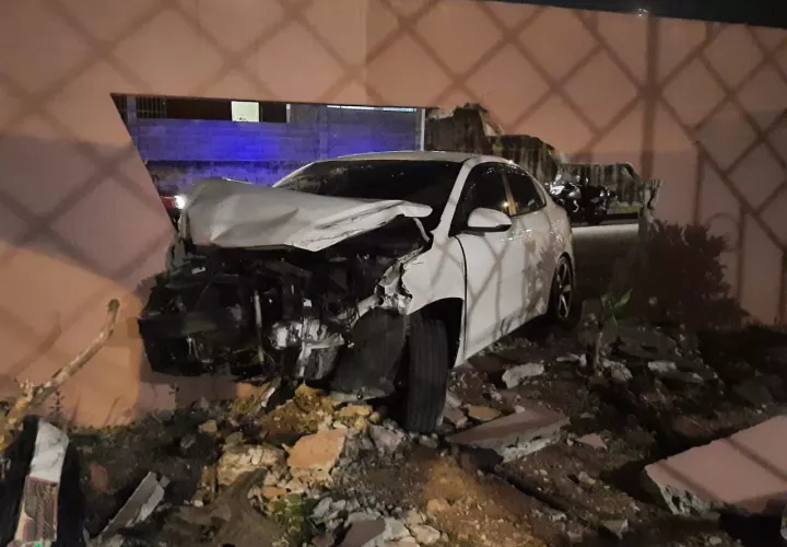 El automóvil resultó con daños severos en la parte frontal. Foto: Eric A. Montenegro