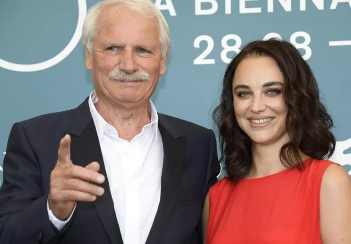 La directora ucraniana Anastasia Mikova (d) y el ambientalista francés Yann Arthus-Bertrand posan en un photocall de 'Mujer' . EFE