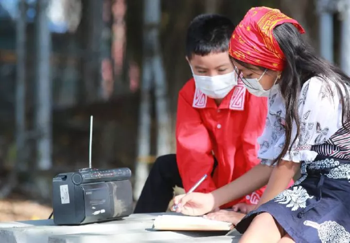 El Ministerio de Educación ha recurrido hasta a dar  clases radiales en el dialecto de los indígenas, como en Guna Yala, en este trimestre. Cortesía