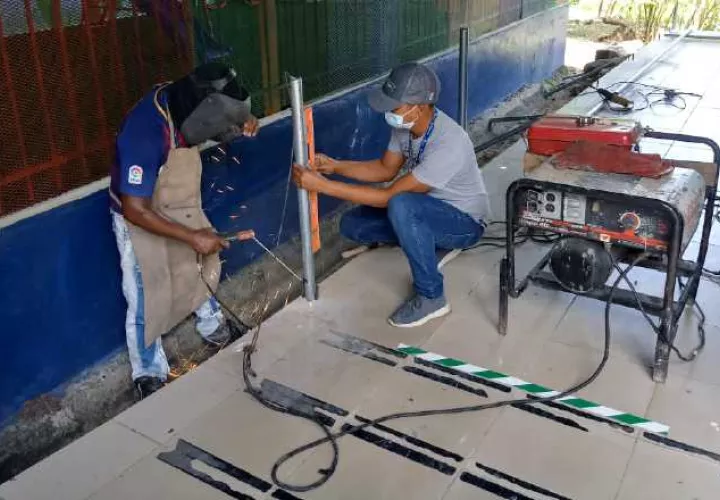 Mientras los estudiantes se mantienen en sus casas, las escuelas son adaptadas para ser centros de vacunación contra la covid-19. Cortesía