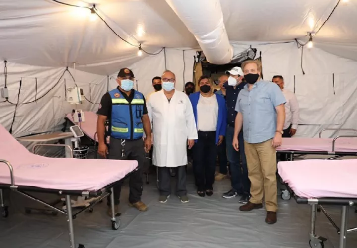 Stewart Tuttle, de la misión de la embajada de EE.UU., en el hospital móvil, junto al personal del hospital Dr. Rafael Estévez de Aguadulce