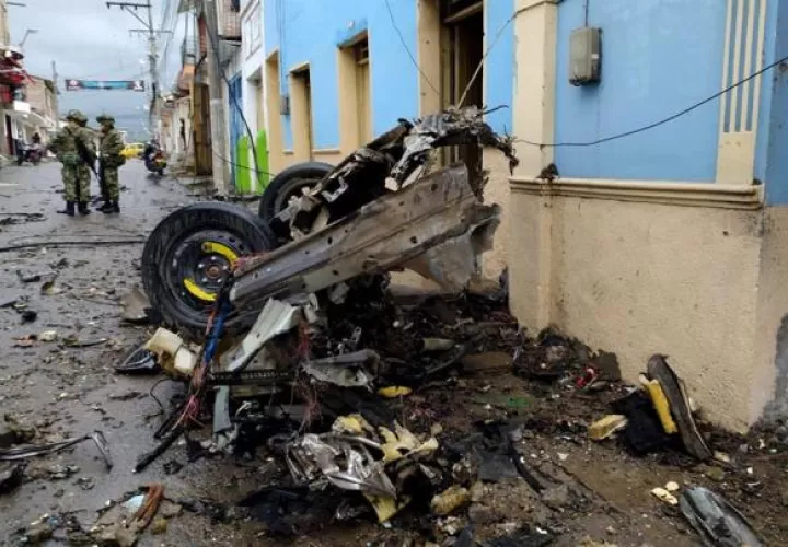 Destrozos causados por la explosión de un vehículo bomba frente a la Alcaldía del municipio, hoy en Corinto (Colombia). EFE