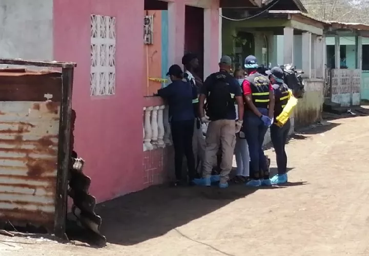 El cuerpo de Héctor Torres fue trasladado a la morgue judicial de Colón, donde se le realizará la necropsia de rigor. Foto: Diomedes Sánchez