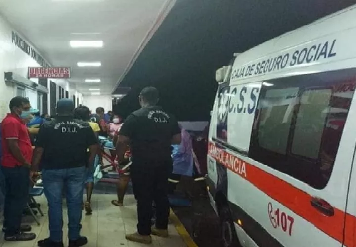 Las autoridades también se presentaron en las instalaciones de la sala de urgencias del complejo hospitalario Dr. Manuel Amador Guerrero, para tratar de recabar información con las dos personas heridas.