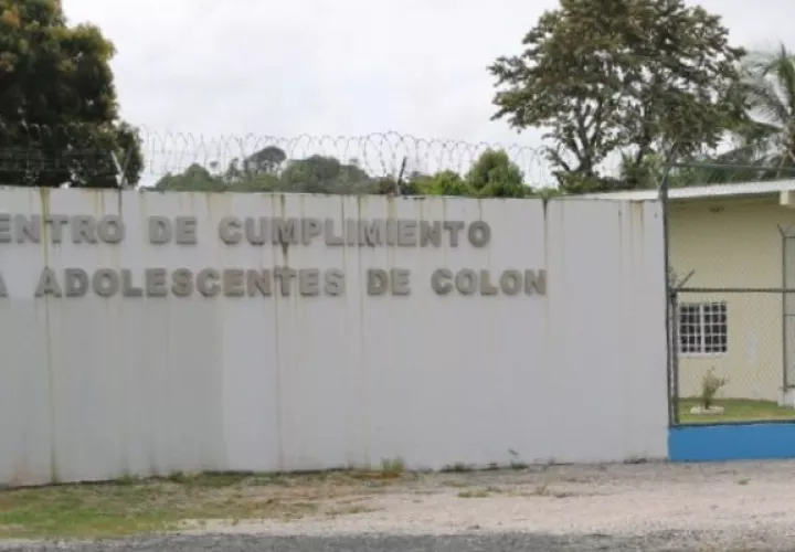 Nueve jóvenes culminaron sus estudios de premedia y uno de media en el Centro de Custodia y Cumplimiento Basilio Lakas. Foto: Cortesía