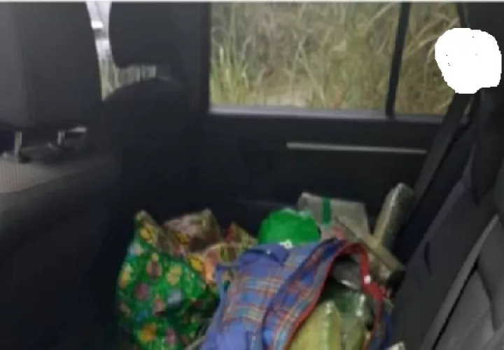 Las autoridades encontraron varios paquetes de presunta sustancia ilícita en el asiento trasero de la camioneta.