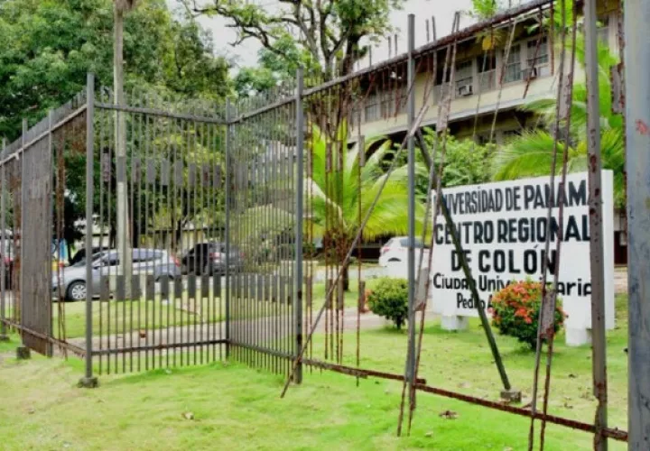 Esta casa de estudios está ubicada en la comunidad de Arco Iris en las afueras de la ciudad de Colón, donde los colonenses pueden acudir a matricularse y graduarse de varias carreras a precios accesibles.