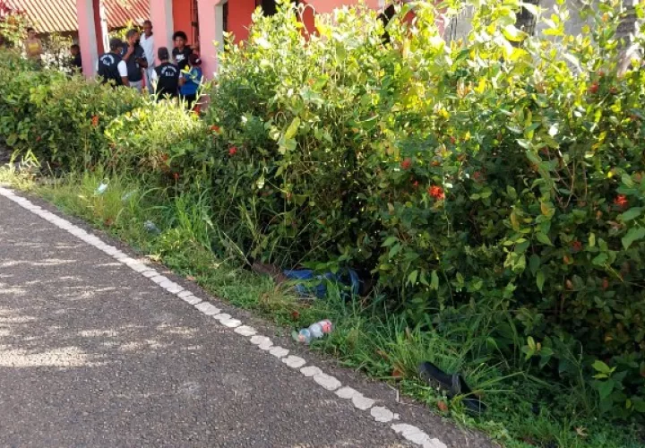 Personal forense del Ministerio Público acudió al lugar para hacer las investigaciones iniciales de este caso de homicidio que se registró en Sabanitas.